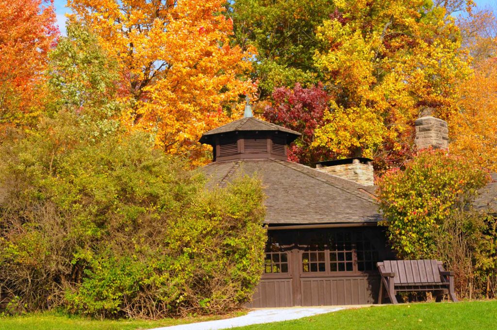 A shelter in a Cleveland, Ohio park surrounded by fall foliage.